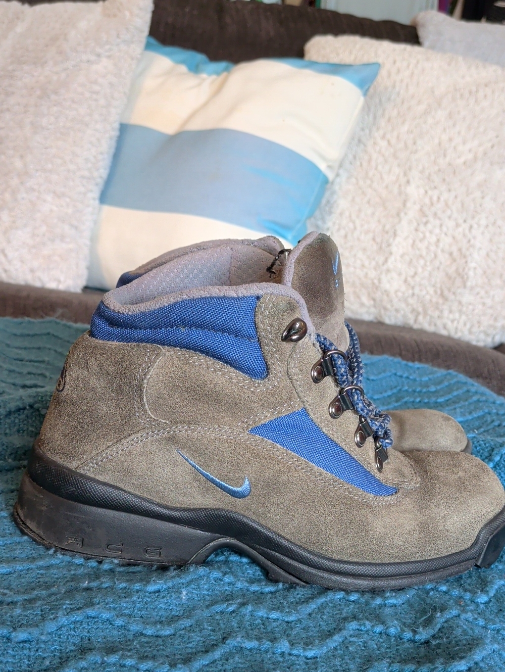 Nike Men’s Brown Suede Boots with Blue Accents